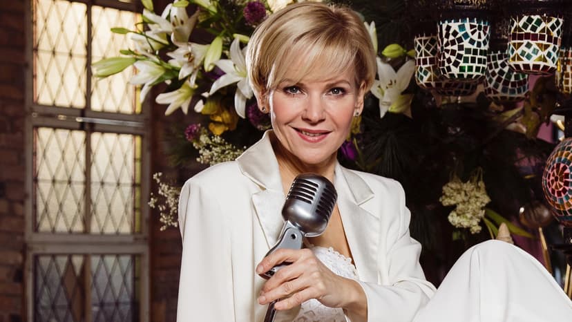 ANDREA KATHRIN LOEWIG  "VON KOPF BIS FUß - DIE HITS DER 20ER JAHRE" Backdrop